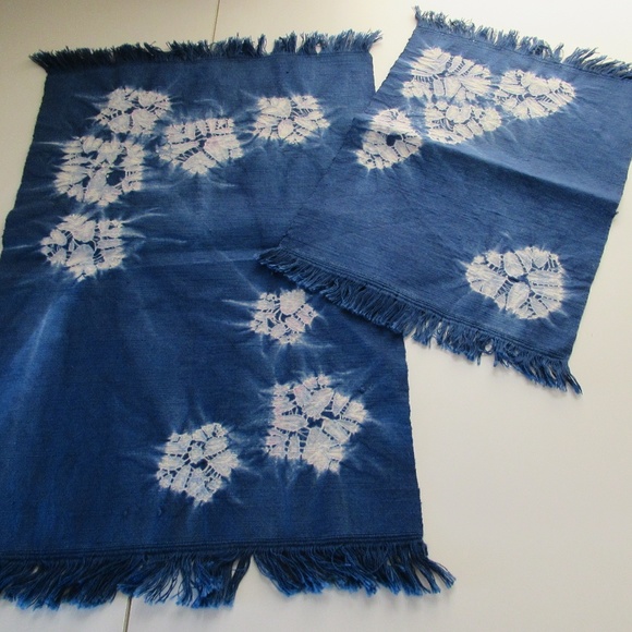2 Blue & White floral pattern fringed table doilies - Picture 10 of 11